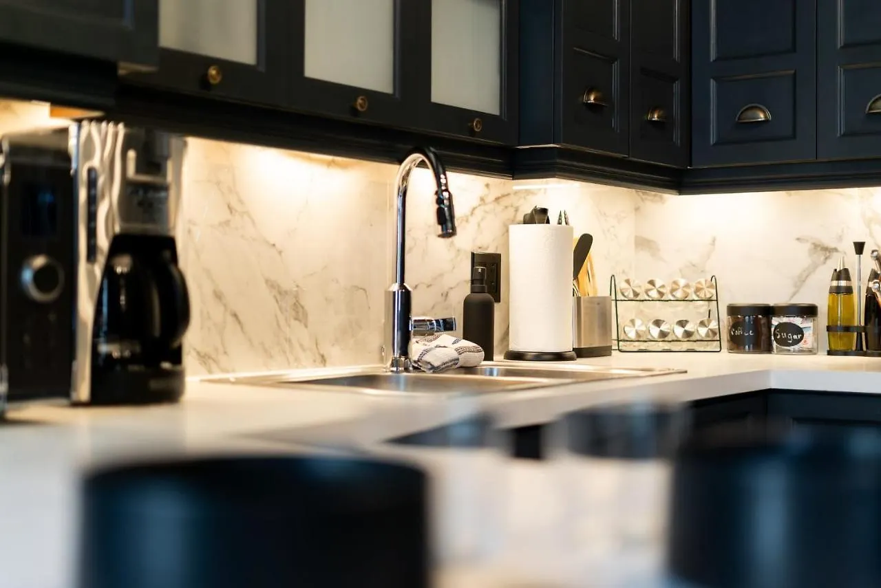 Gothic Styled Historical Condo In Old Quebec Feriehus